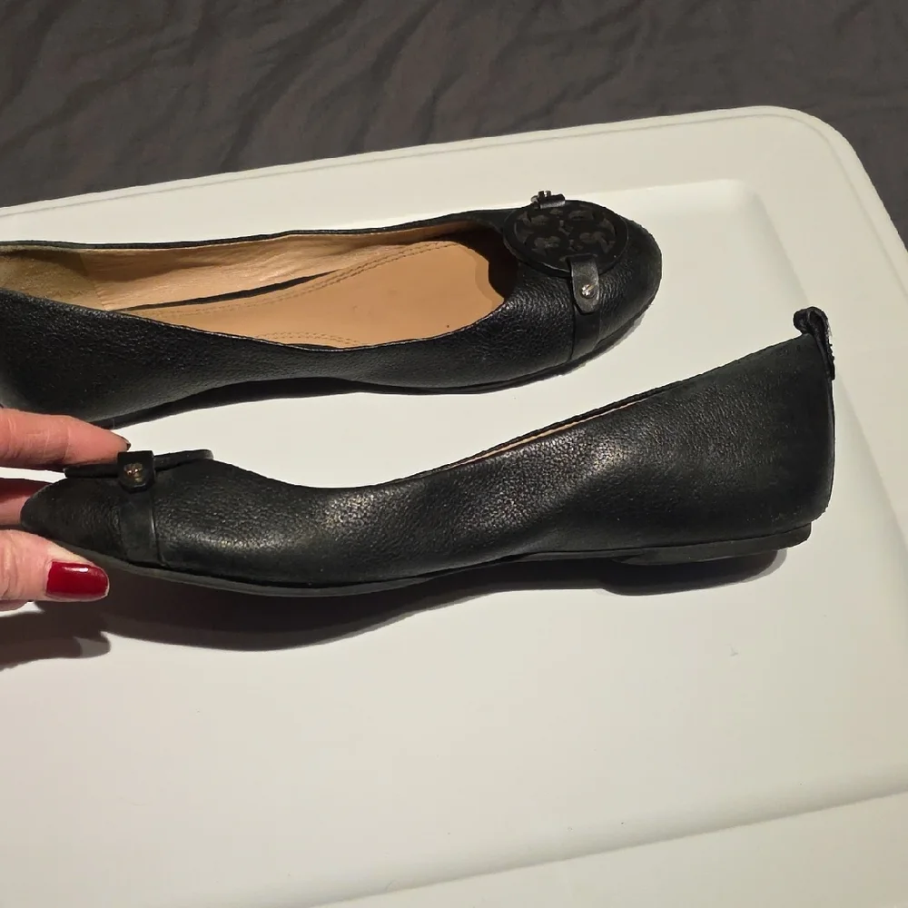 Tory Burch Black Leather Flats with Logo Accent - Picture 16 of 16